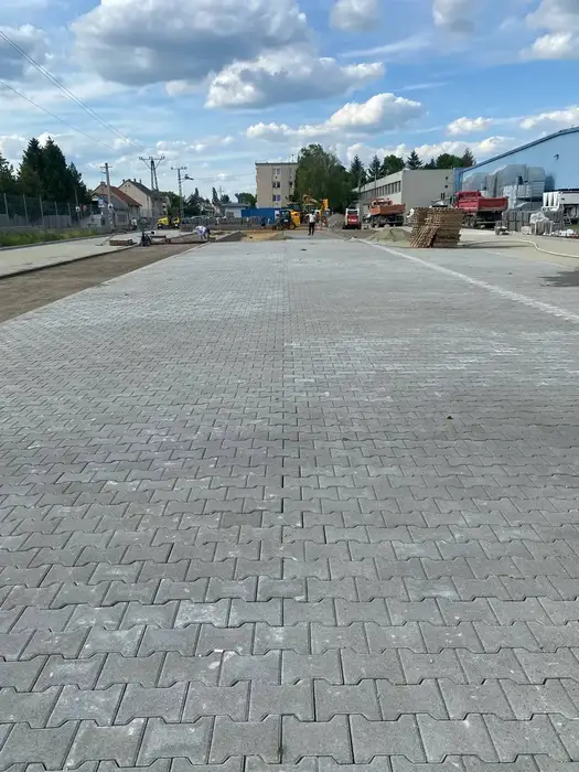 Frissen lerakott térkőburkolat nagy felületen — térkövezés Miskolc térségében