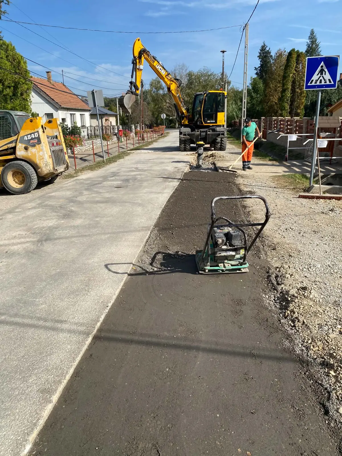 Kocsibeálló aszfaltozása — alap előkészítés és kopóréteg terítése, Győr környékén