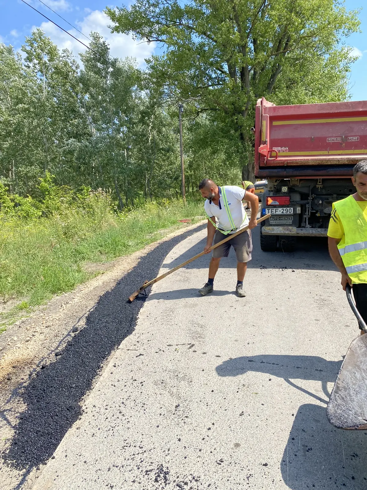 Aszfaltburkolat javítása és tömörítése — kátyúzás