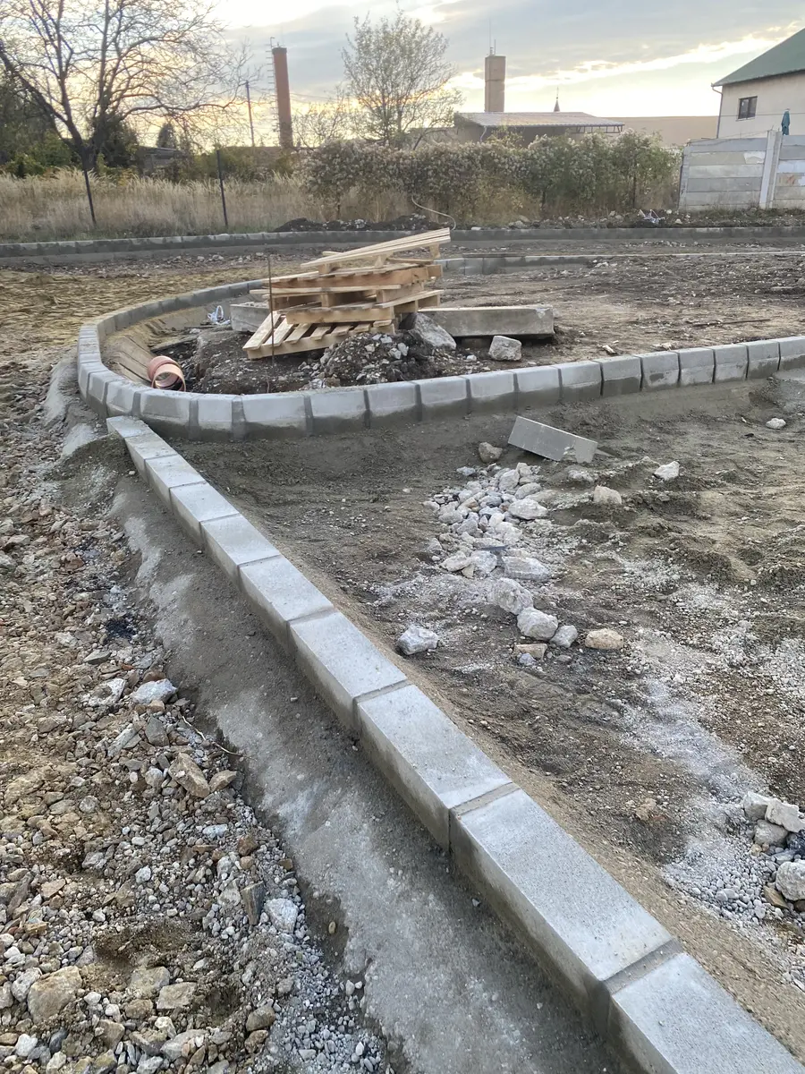 Süllyesztett szegély betonágyba rakva — a burkolattal egy síkba kerülő, fekvő szegélykő