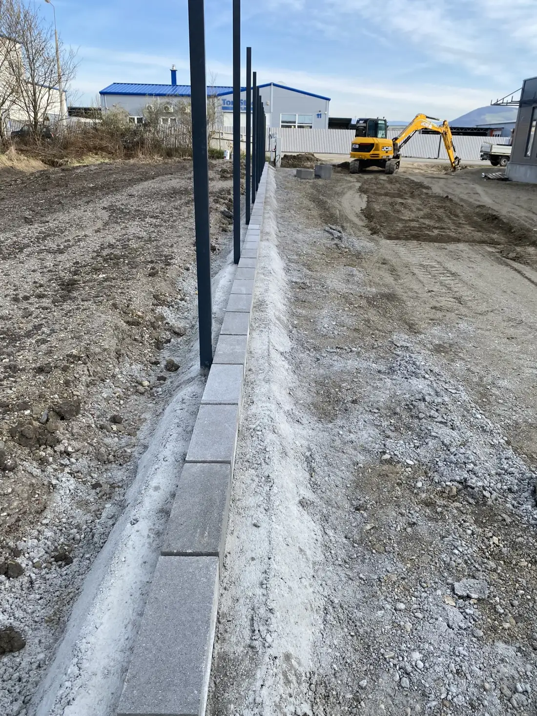 Térkő szegély építése kotrógéppel a háttérben — térkövezés Szeged környékén