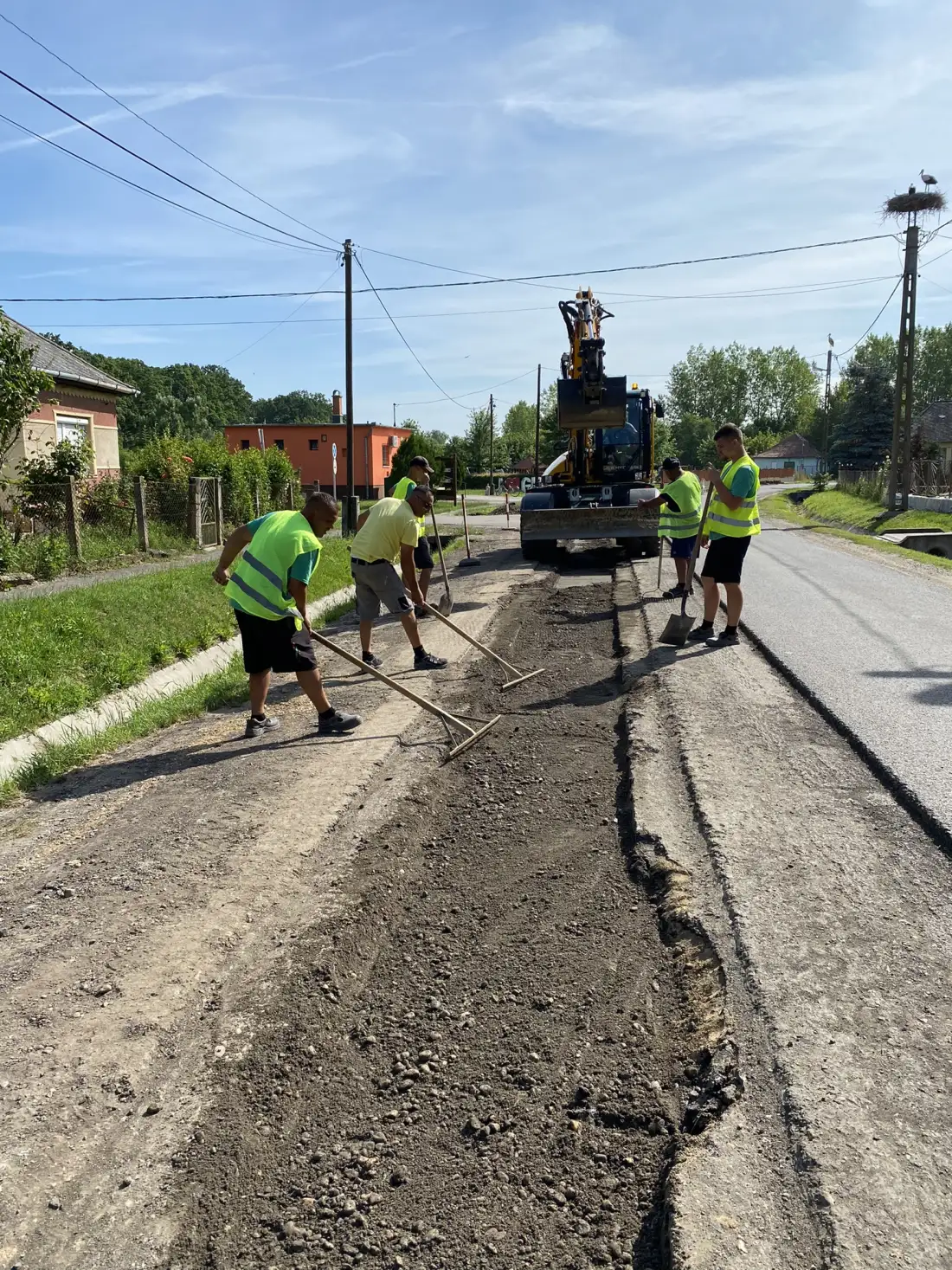 Munkatársaink útalapot egyengetnek kotrógép mellett — földmunka Miskolc térségében