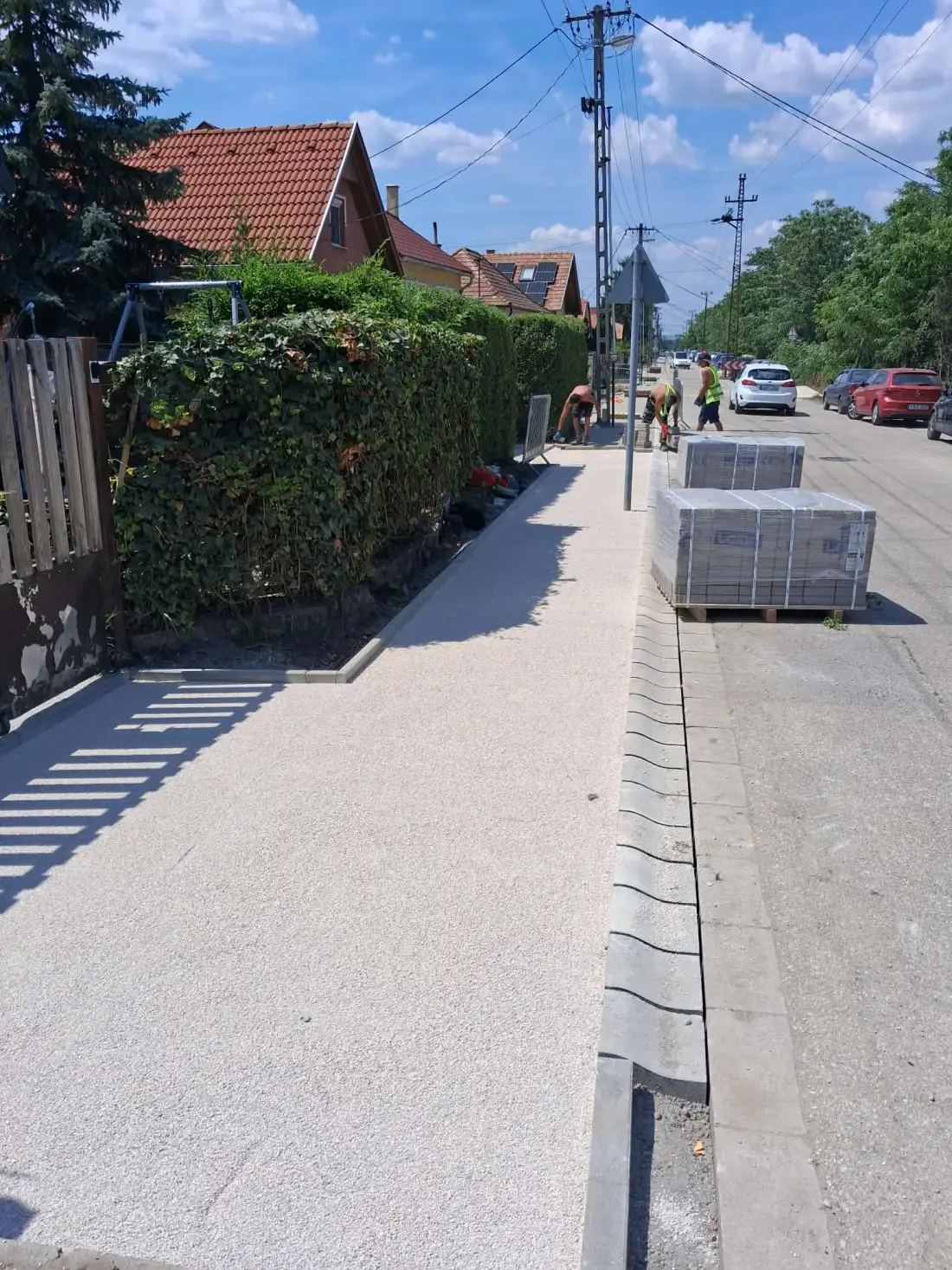 Kész, tömörített térkő járda friss burkolattal — térkövezés Pécs környékén