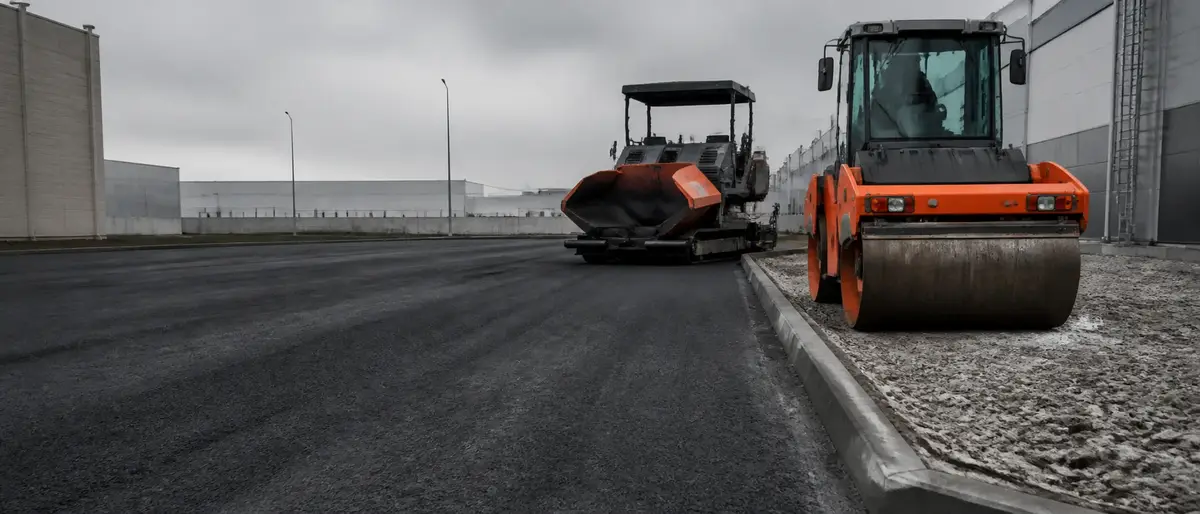 Ipari terület kész aszfaltburkolattal és munkagéppel — ipari aszfaltozás Szeged térségében